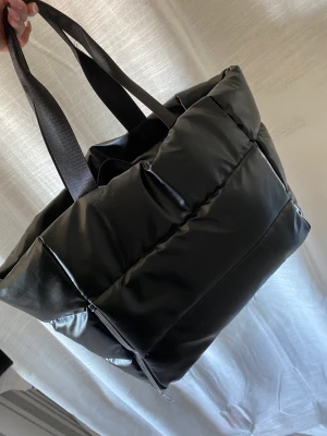 Väska - Säljer denna helt nya väska, rymmer mycket! 