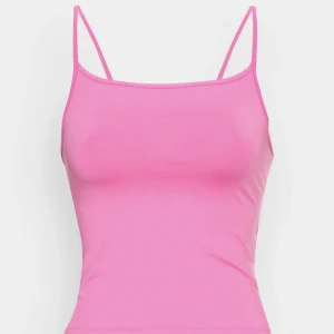 Fest topp -  En rosa fest topp som jag aldrig använt, prislappen sitter kvar skriv om ni vill ha bilder. Storlek s säljer då det inte är min stil