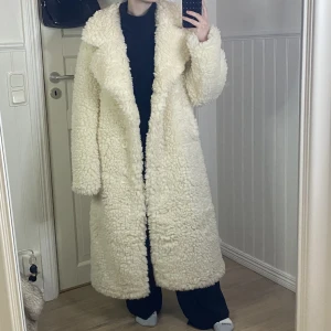 Päls kappa - Jättemysig fluffig kappa från nakd i storlek 36. Använd ett fåtal gånger så i mycket bra skick. Nypris; 1079 kr. Säljer för 800 plus frakt. 💖