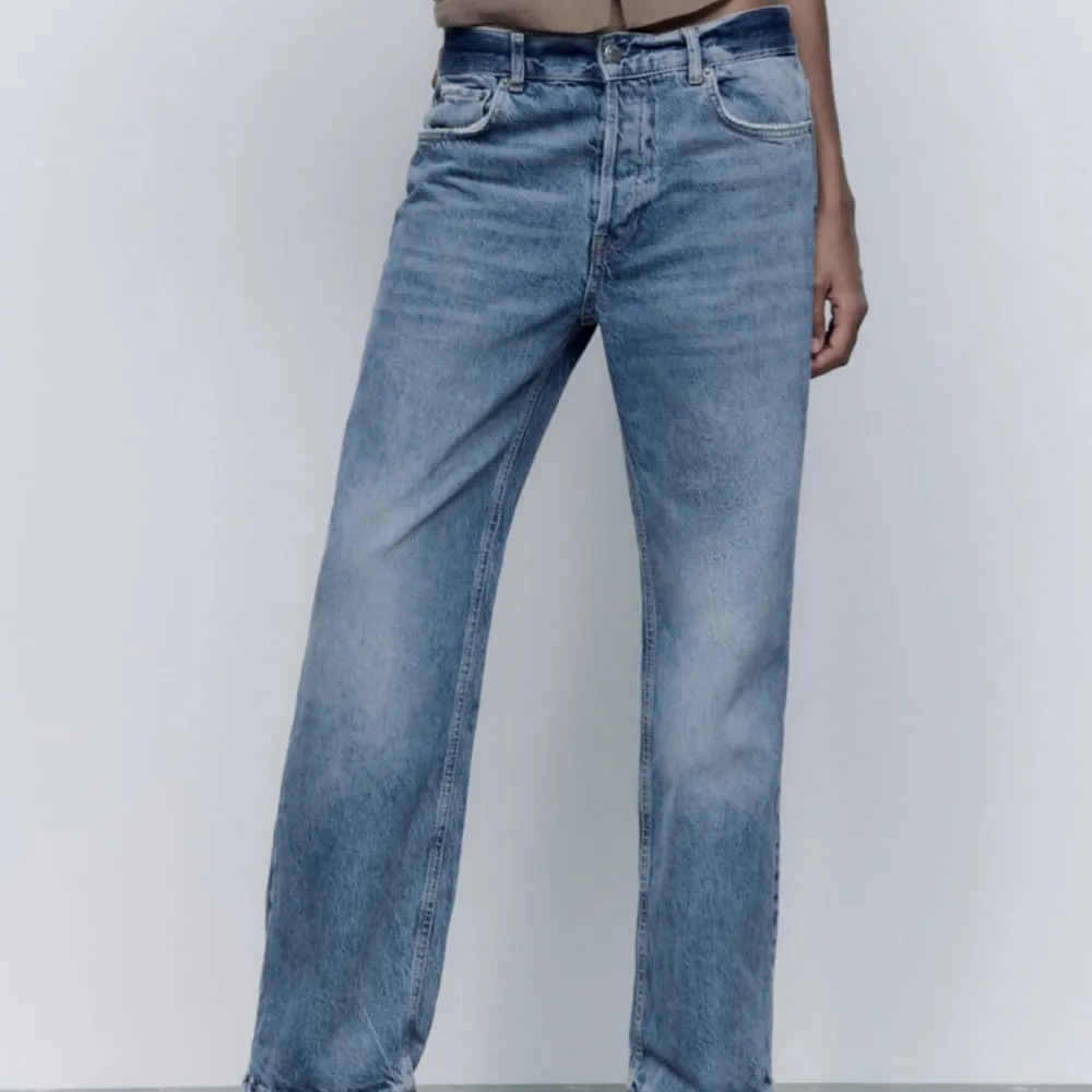 Säljer dessa slutsålda jeans från zara! . Jeans & Byxor.