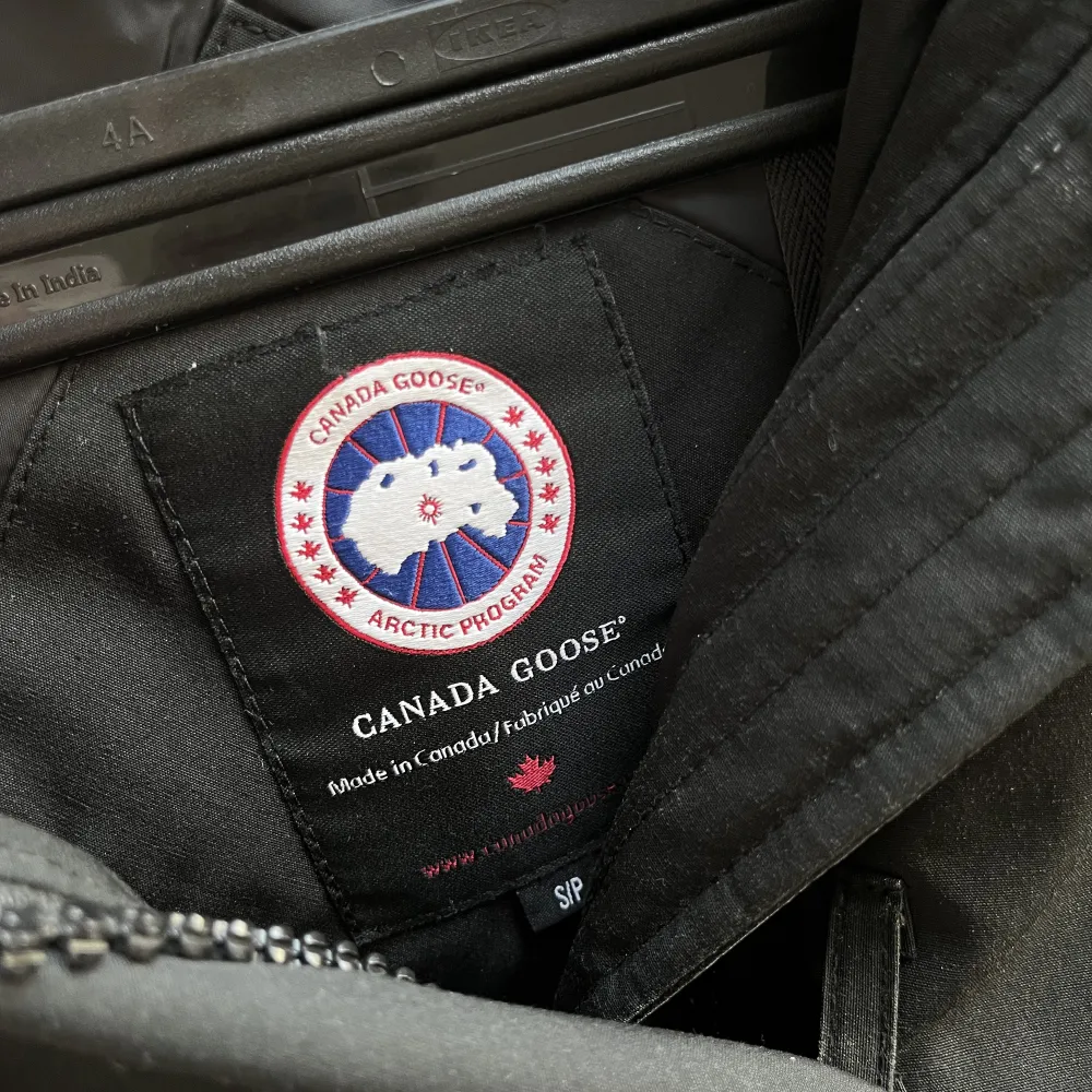 Säljer min Canada Goose jacka i den eftertraktade modellen ”Rossclair”, storlek S. Den har blivit för liten på mig, använd 2 vintrar. Väldigt varm, pälsen är fluffig och fin. Köpt i NK, helt äkta men pga användning sätter jag det lägre priset🤍. Jackor.