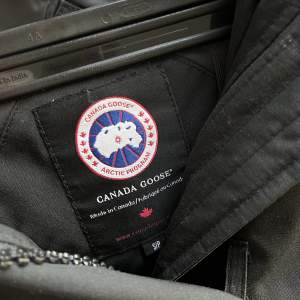 Säljer min Canada Goose jacka i den eftertraktade modellen ”Rossclair”, storlek S. Den har blivit för liten på mig, använd 2 vintrar. Väldigt varm, pälsen är fluffig och fin. Köpt i NK, helt äkta men pga användning sätter jag det lägre priset🤍
