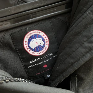 Canada Goose ”Rossclair” Jacka - Säljer min Canada Goose jacka i den eftertraktade modellen ”Rossclair”, storlek S. Den har blivit för liten på mig, använd 2 vintrar. Väldigt varm, pälsen är fluffig och fin. Köpt i NK, helt äkta men pga användning sätter jag det lägre priset🤍