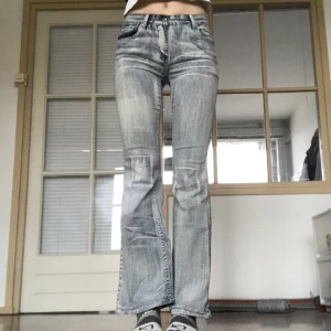 Y2k jeans - Y2k jeans  💝Markerade storlek 38, uppskattas till storlek 36. 70 cm runt midjan, 83 cm innerbenslängd.💎 Väldigt bra skick!  Jag är 176 cm och har W29 i jeansstorlek 💛Endast frakt ✨Använd gärna köp nu<3