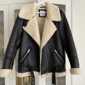 Aviatorjacka - Aviatorjacka från Mango i skinnimitation. Storlek M. I bra skick! Enda defekten är att hängaren inuti som man hänger upp jackan med har gått sönder, men det kan ju lätt fixas.