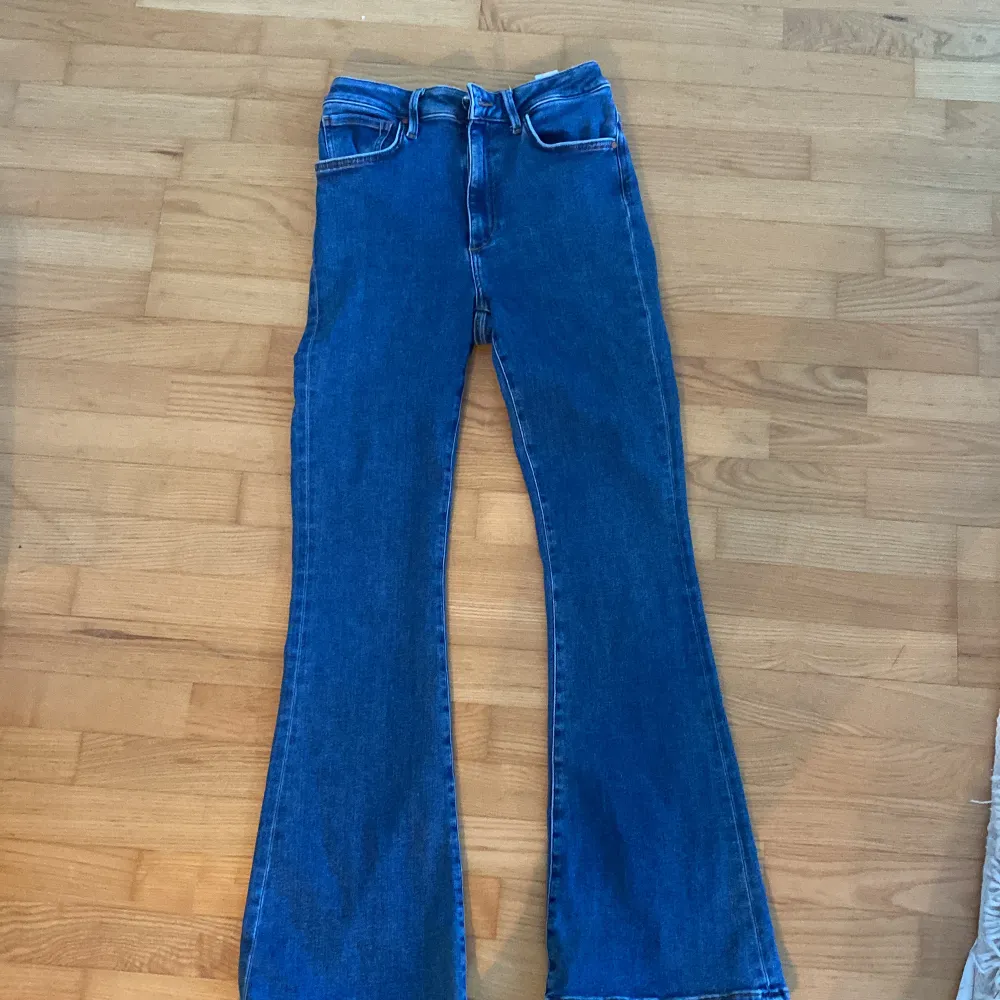 Säljer ett par bootcut jeans i modellen Peachy flare från bikbok! Använda några få gånger, så inte slitna alls. Kostade på bikbok 600 kr men säljer nu för 250 kr. Finns i Göteborg! . Jeans & Byxor.