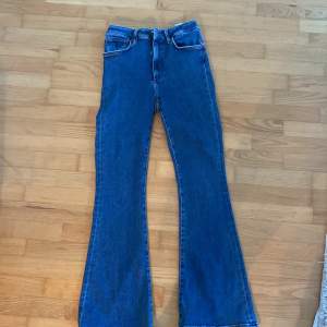 Säljer ett par bootcut jeans i modellen Peachy flare från bikbok! Använda några få gånger, så inte slitna alls. Kostade på bikbok 600 kr men säljer nu för 250 kr. Finns i Göteborg! 