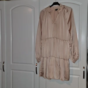 Nya tunika - Fin tunika som aldrig används i strl 38 från Ginatricot