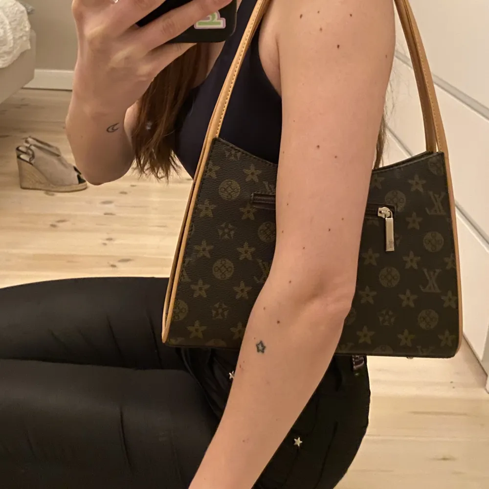 Snygg, knappt använd Louis Vuitton imiterad väska! Väldigt bra skick. Har tre fickor inuti. Står lätt (bild 3) / håller sig ren undertill. Skriv om fler bilder osv!. Väskor.