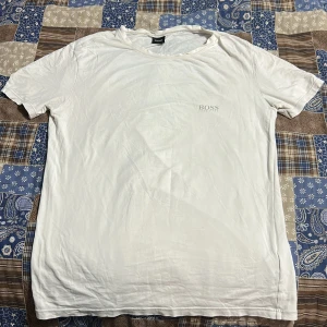 Hugo boss t-shirt HELT NY  - Helt ny äkta Hugo boss t-shirt storlek M för 400kr Priset kan diskuteras  Vid intresse kontakta mig 