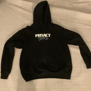 Hoodie  - Väldigt fin hoodie men tryck från carlings, ”dyrt material”. 