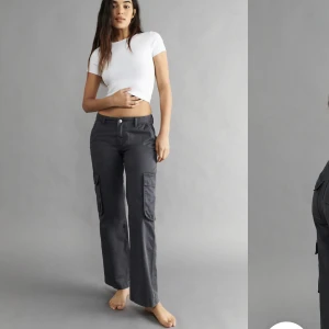 Cargo byxor  - Säljer ett par väldigt snygga Low waist cargo jeans från Gina Tricot! Använda 3 gånger så som nya! Säljs då dom inte kommer till användning så mycket. Storlek 38, i en väldigt snygg grå färg😍200+ frakt 50kr 