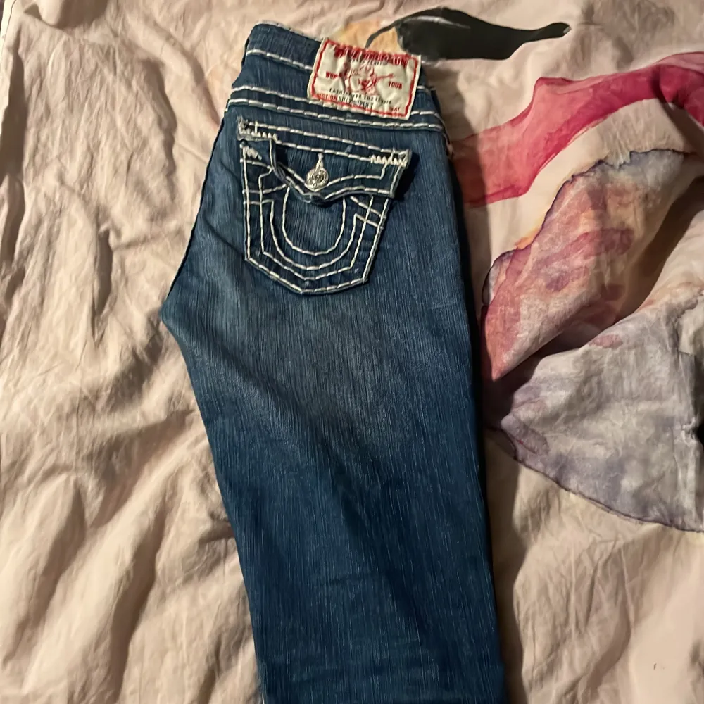 Ett par jätte fina true religon jeans, som jag använder ibland men känner att jag vill sälja dem, vill gärna mötas i Uppsala eller närheten . Jeans & Byxor.