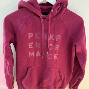Hoodie, Peak Performance - Hoodie med luva från Peak Performance. Storlek M och i fint använt skick.