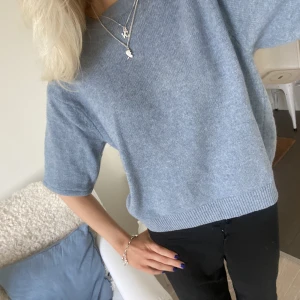 Stickad tshirt  - Helt stört snygg stickad tshirt/ tröja med trekvartsärmar, köpt på uniqlo för ganska länge sedan men den är i väldigt bra skick eftersom jag inte använt den så mycket🥰 materialet är mohair ull❤️ SÄLJER ENDAST VID BRA BUD OCH SÄNKER INTE PRISET