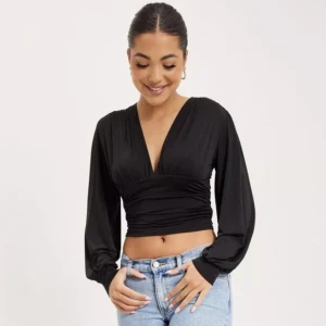 Tröja - Snygg satin tröja från Nelly. Storlek S men passar även XS. Använd en gång! Nypris 299kr Frakt: 45kr