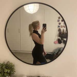 Svart klänning - Svart klänning utan armar, går en bit över knäna, sitter tajt. Från nakd, använd ett tillfälle.