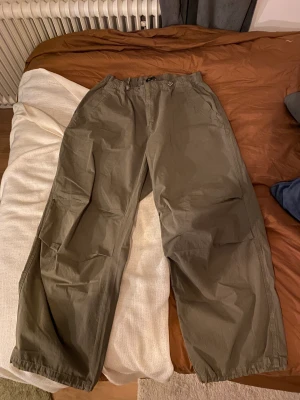 Parachute pants - Ett par parachute pants från Reclaim Vintage. De är i storlek W32 och är använda fåtal gånger och är därmed i princip i nyskick. Mer bilder kan skickas vid önskan. 
