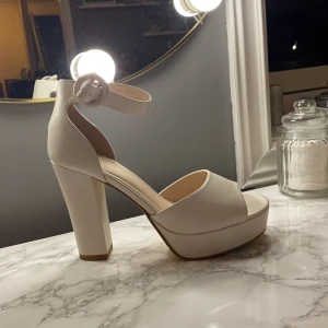 Perfekt skor till balen och studenten - Klackskor från Anna Field Använd endast under några timmar Storlek: 38 Pris: 180kr