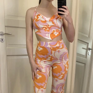 Set - Topp från shein och byxor från zara båda i storlek xs. Säljer hela setet för 200 kr plus frakt. Nästintill aldrig använd så i mycket bra skick. 💖