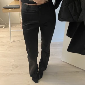 Satin bootcut byxor - Säljer dessa fina satin bootcut jeansen från weekday, vet tyvärr inte vilken storlek de är då de inte står men skulle säga XS! De är aldrig använda så de är i nyskick. Frakt tillkommer 🫶🏼 hör av er vid frågor eller fler bilder 💛