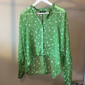 Blus  - Grön blus med vita fjärilar på sig🦋 använd, men är som ny! 