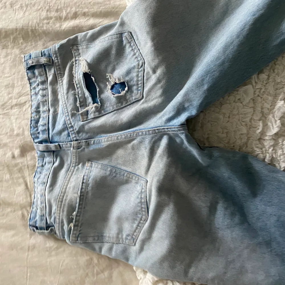 Säljer min za Ra mid rise jeans pågrund av att dom e för små, dom är använda några gnr men fortfarande i bra sick 6/10🌟. Jeans & Byxor.