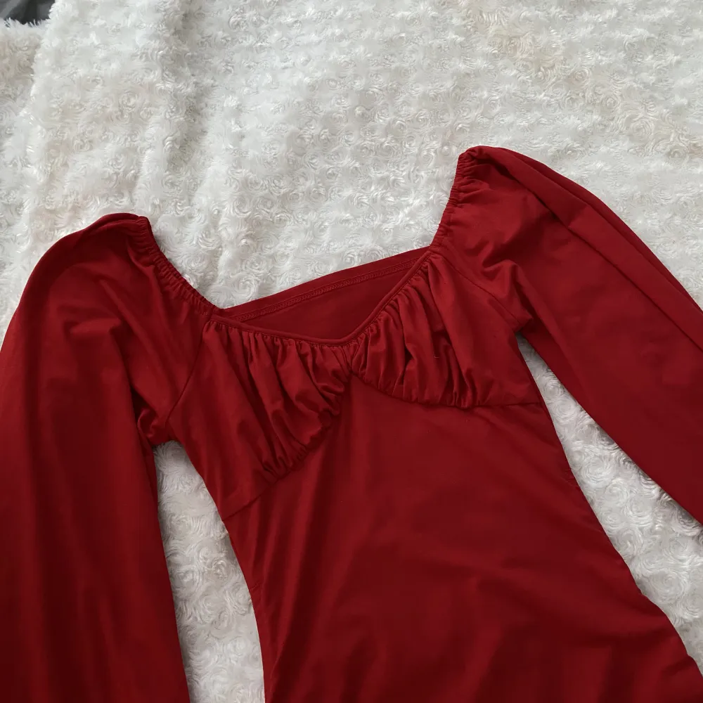 Super fin och elegant röd klänning, finns band att ändra längden på klänning och i bra skick❣️. Klänningar.