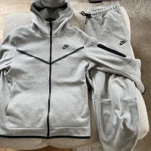 Nike tech fleece - Storlek M på tröja Storlek L på byxor  Paketpris 1399kr Nypris 2100kr Sparsamt använt pris går att förhandla 