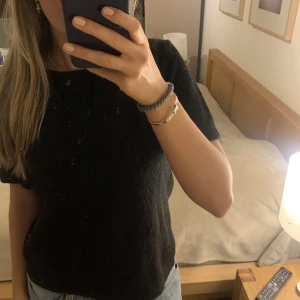 Stickat t-shirt  - En jättefin och skön stickad tröja som är köpt för några år sedan. Har lite mönster på framsidan och sticks inte alls! Jag brukar ha M och den sitter bra på mig, inte för stor eller för tajt.