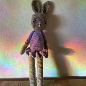 Virkad kanin ballerina - Handvirkat av mig  Vill du ha en annan färg på klänningen? Eller kanske en tröja istället för klänning? Skicka ett meddelande till mig så kan jag säkert ordna det.  39 cm från öra till tå  28 cm från hand till hand (utsträckta) 