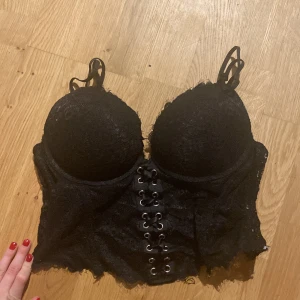 Svart halv body - Svart halv body i str 80c