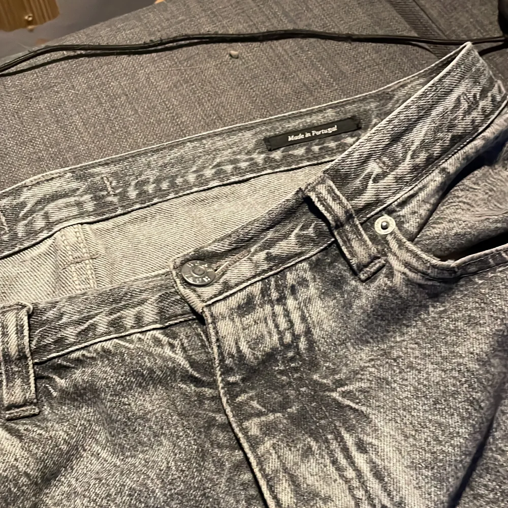 Jag säljer dessa hope jeans för att jag har börjat tröttna lite på dom det är en extremt bra model”RUSH” jag köpte dom i vintras för 1800kr nu säljer jag dom för 1900kr !Ett litet hål i höger ficka! vid en snabb affär kan priset diskuteras! . Jeans & Byxor.