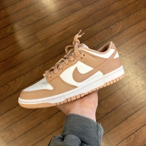 Nike Dunk Rose Whisper - Snygga Dunks i riktigt fin färg! Finns i storlekar 40 och 40,5! Bara att skriva om du undrar över något🙏