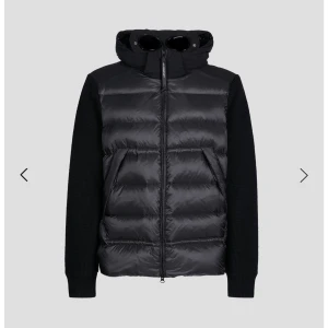 Jacka - Sprillans nu cp Company cardigan helt oanvänd. Nypris 8500 säljer den för 7000 