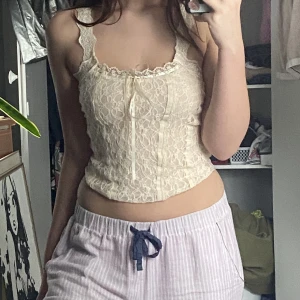 Supersöt Liten Vit Linne!:D - Super söt liten linne!! Storlek M men är ganska stor i storleken så skulle säga mer L… Eventuell frakt betalas av köparen eller så kommer vi överens om en plats där tröjan kan hämtas upp💕 Om du undrar något, fråga på:D