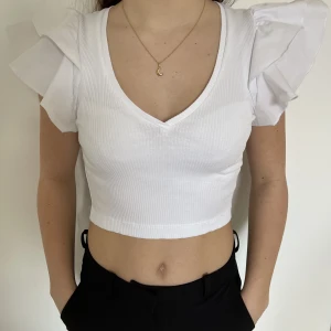 Zara topp med volang S - I nyskick. Knappt använd. Ribbad. 