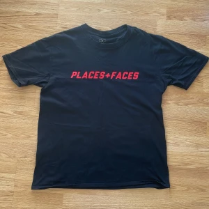 Places + Faces - T-shirt - Riktigt snygg places+faces t-shirt med standard tryck. Knappt använd 9/10 condition, kvitto finns. 