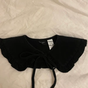 Krage  - Jättesöt krage från Nelly, prislapp kvar! Kan användas över en stickad tröja eller blus 🥰