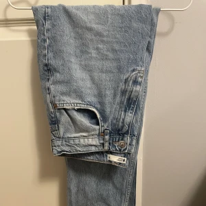 90s High waist - GinaTricot - Högmidjade byxor från GinaTricot med hål vid knäna. En liten skada vid hålet på ena knät, se sista bilden! Storlek 36, knappt använda. För bättre bilder skicka ett meddelande!