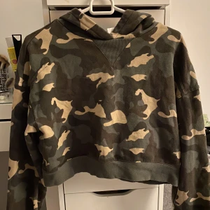 Militär hoddie - Kroppad militär hoddie med jätteskönt material inuti. Använd ett fåtal gånger och är i bra skick. 40kr+frakt