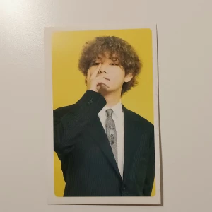 Bts kort - 🌸BTS🌸 Bts lomo card Butter: Taehyung. I nyskick och superfin, passar till att ha i genomskinliga mobilskal eller som dekoration av ditt val. 20 + frakt💕 Ej pc. Skickar bild innan jag postar.