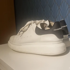 Alexander Mcqueen  - Säljer mina Alexander Mcqueen i storlek 42, har inget på att dem är äkta och en liten skada som kan återgärdas därav spriset, tveka inte på att skicka iväg ett dm vid frågor eller mer bilder💛 kan gå ner i pris