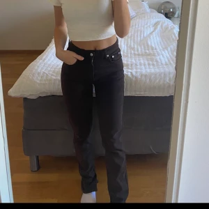 Bruna jeans - Mörkbruna jeans från Zara. Endast använda ett fåtal gånger 