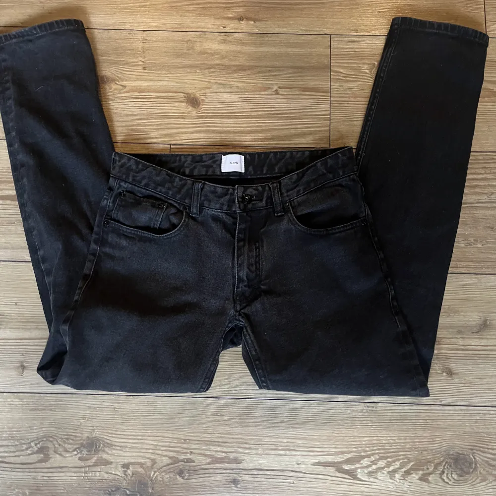 skit snygga svart low waist jeans🙌🏽💕 storlek XS-S, från märket bläck MQ, köpt secondhand. . Jeans & Byxor.