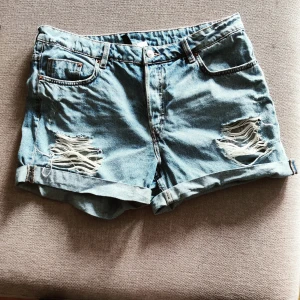 Ljusblå denimshorts  - Lite mindre än faktiskt storlek - klassiskt H&M.