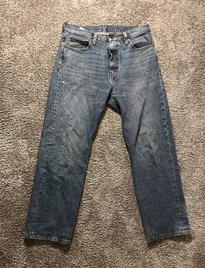 Levis jeans i bra skick säljs pågrund av för stor storlek 