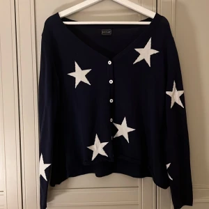 Kofta - Marinblå kofta/tröja med vita stjärnor!❤️Passar storlek s-m
