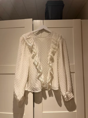 zara blus storlek m 🤍 - underbar, men bara använt den en gång därav säljer jag den! som ny! storlek m men sitter som en s! 🤍