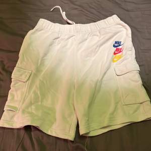 Ett par vita nike shorts till ett bra pris direkt köpta från nike butiken. Väldigt bra skick eftersom att dem knappt har använts😁 